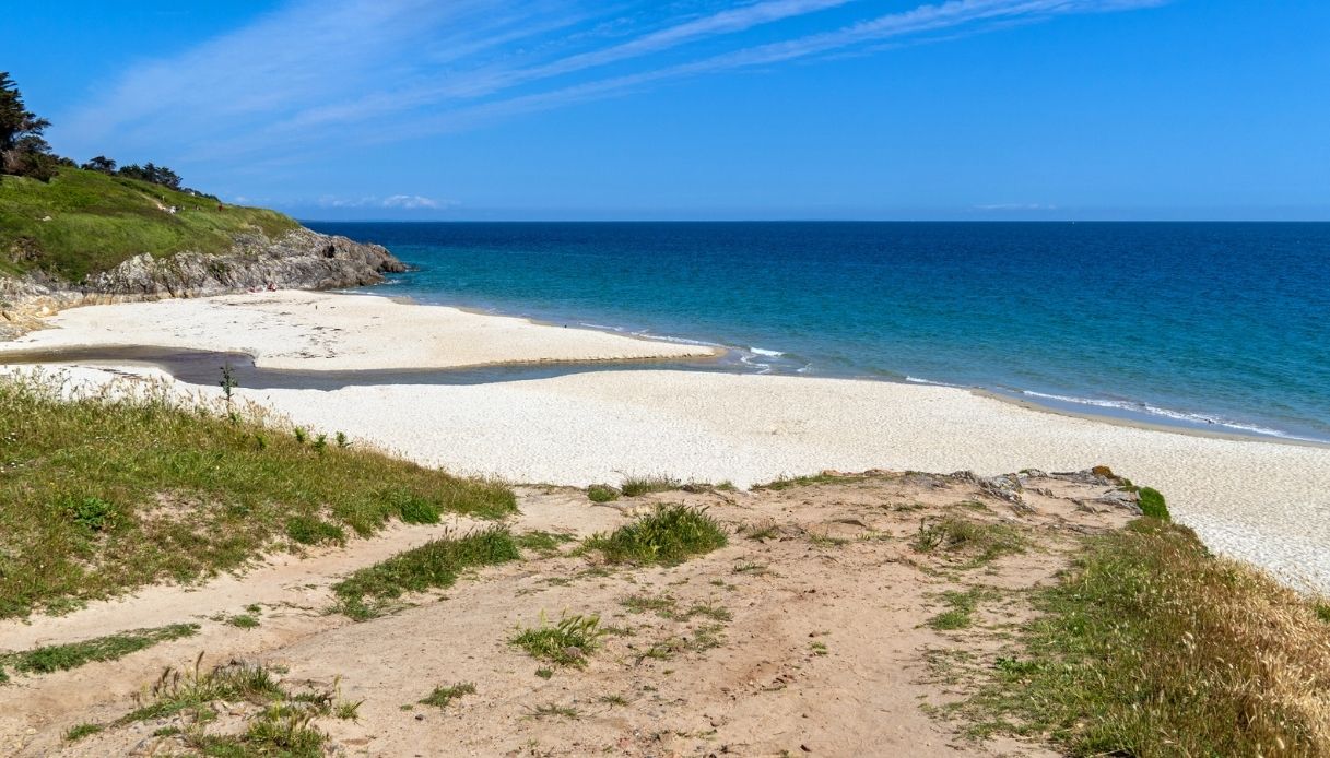 Malore improvviso, turista tedesco muore in spiaggia sotto gli occhi della moglie: inutili i soccorsi