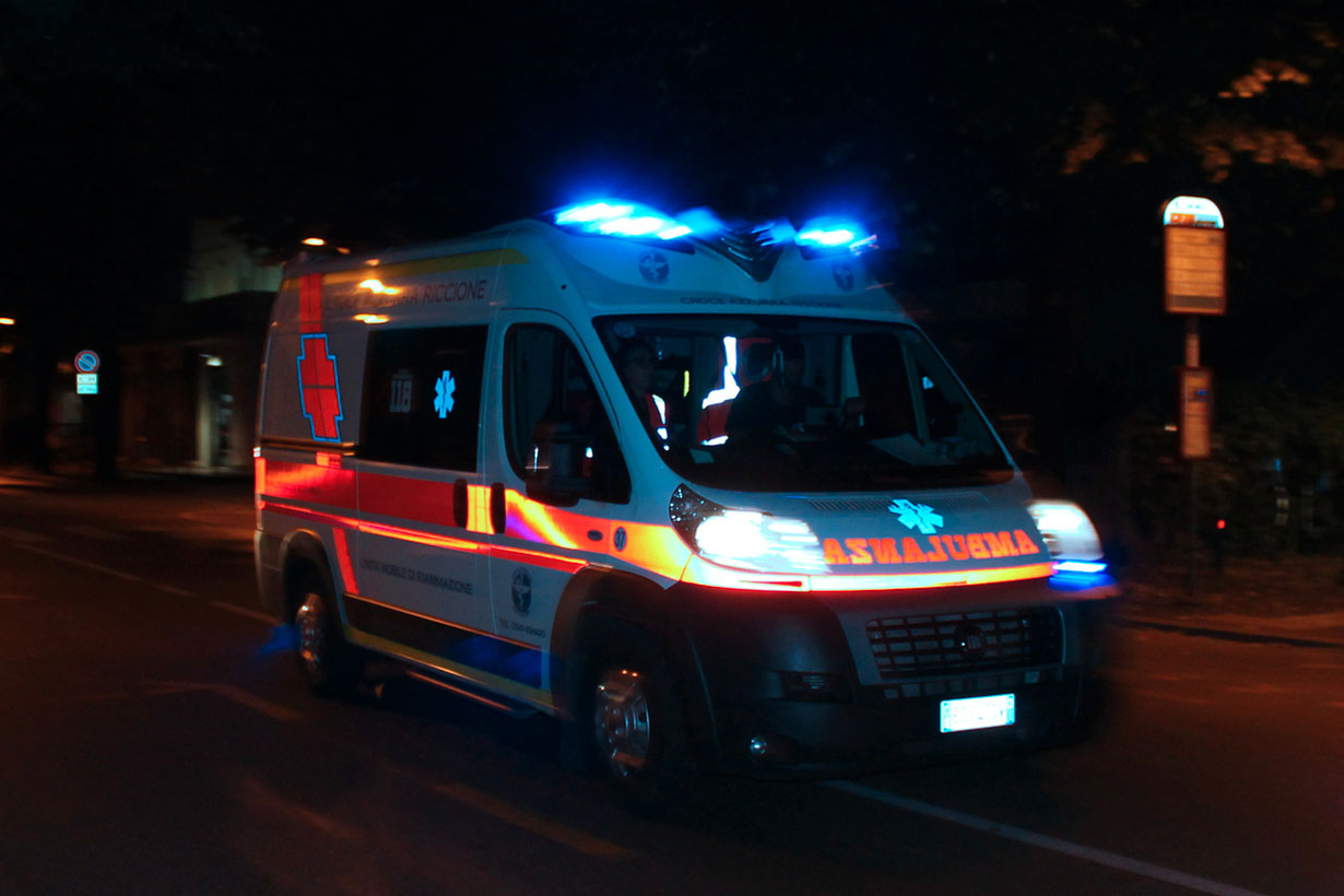 Accoltella la moglie davanti ai bambini, durante la fuga con l’auto fa un frontale violentissismo contro un furgone e muore
