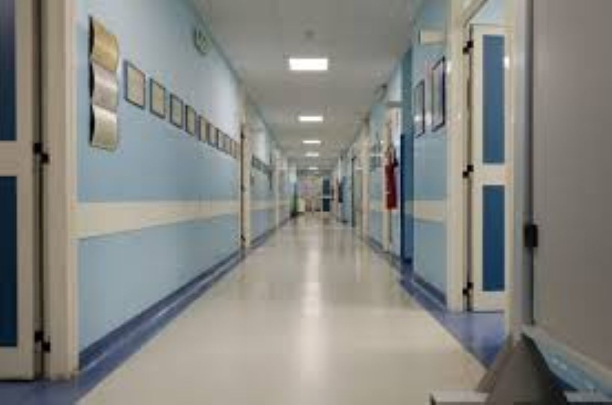 Bambina di 7 mesi muore dopo essere stata lanciata dal balcone dalla mamma, il padre in ospedale sotto shock