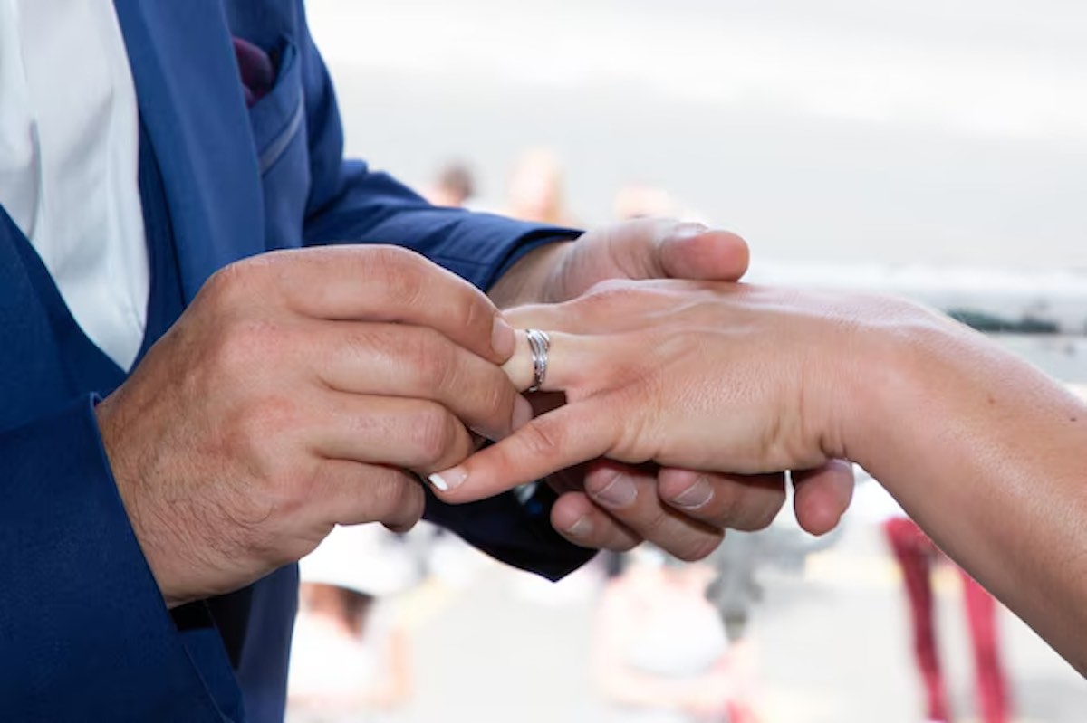 Litigano per la liste degli invitati, sposo sparisce il girono del matrimonio con tutti i regali