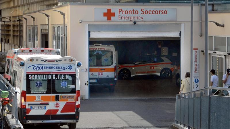 Non aveva atteso l’esito degli esami e si era allontanata: la donna, ignara di un infarto in corso, è stata rintracciata e salvata dagli agenti.