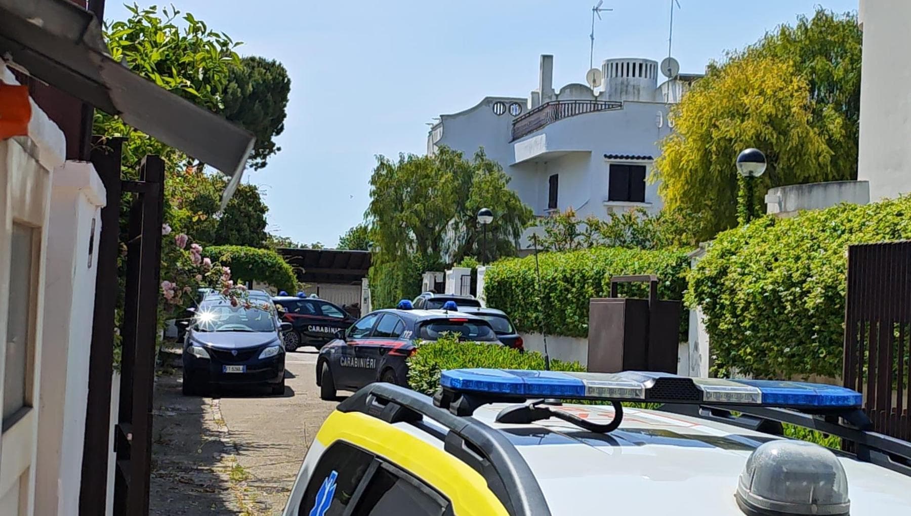 Una donna di 80 anni è deceduta il 3 maggio in via La Grava. Inutili i soccorsi. Indagano i carabinieri su quanto accaduto