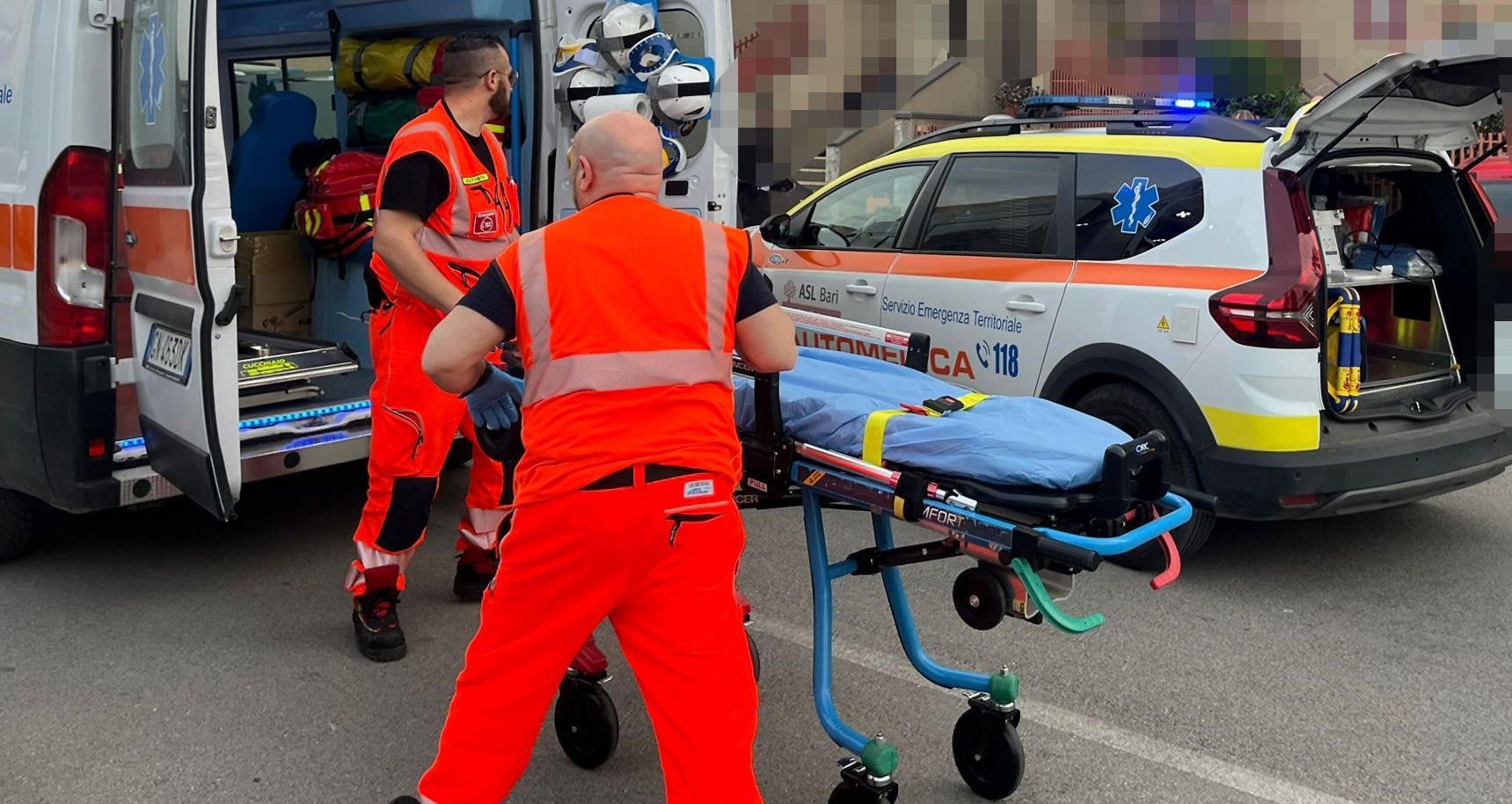 Una 57enne è deceduta dopo essere caduta dal quarto piano della sua abitazione a Valenzano. Inutili i soccorsi. Indagini in corso.