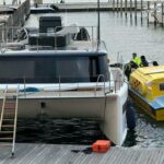 Una giornata di vela si trasforma in incubo a Venezia: la giovane Anna, 17 anni, perde la vita incastrata in una cima finita nell’elica.