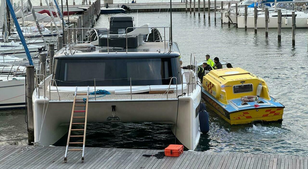 Una giornata di vela si trasforma in incubo a Venezia: la giovane Anna, 17 anni, perde la vita incastrata in una cima finita nell’elica.