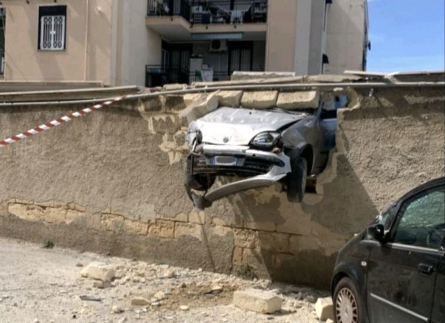 Puglia, auto impazzita si schianta contro un muro e resta incastrata