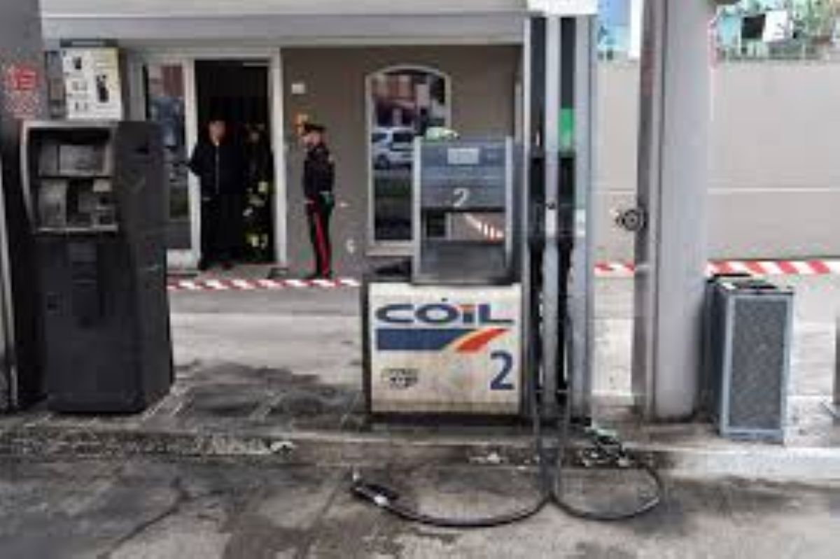 Esplode il serbatoio mentre fa benzina: panico all’autogrill