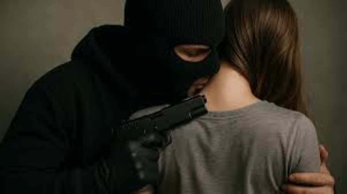 Entra in un negozio per fare una rapina, prima minaccia con un coltello la commessa e poi la bacia: 30enne accusato anche di violenza sessuale