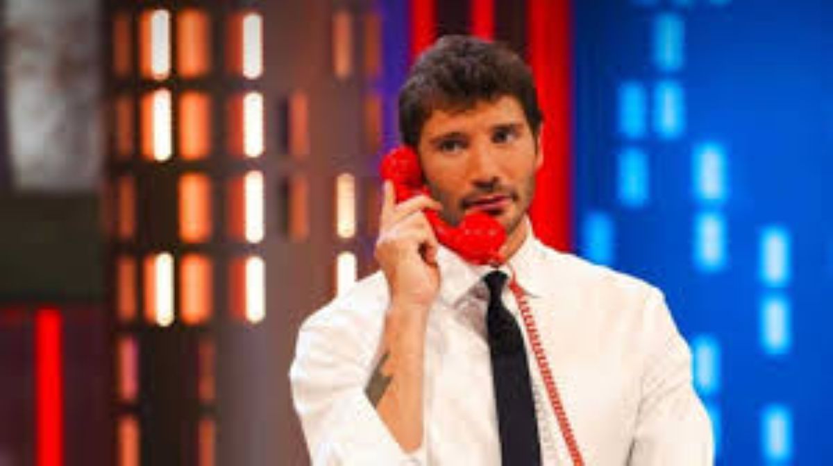 Stefano De Martino sorprende il pubblico ad Affari Tuoi con una battuta inaspettata, sui social: “Stasera sta sbroccando malissimo”