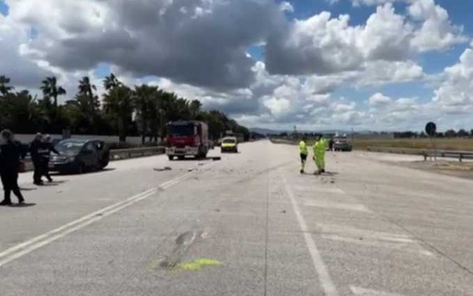 Grave incidente sulla SS673 a Foggia: un uomo perde la vita e quattro persone restano ferite, una delle quali in condizioni critiche.