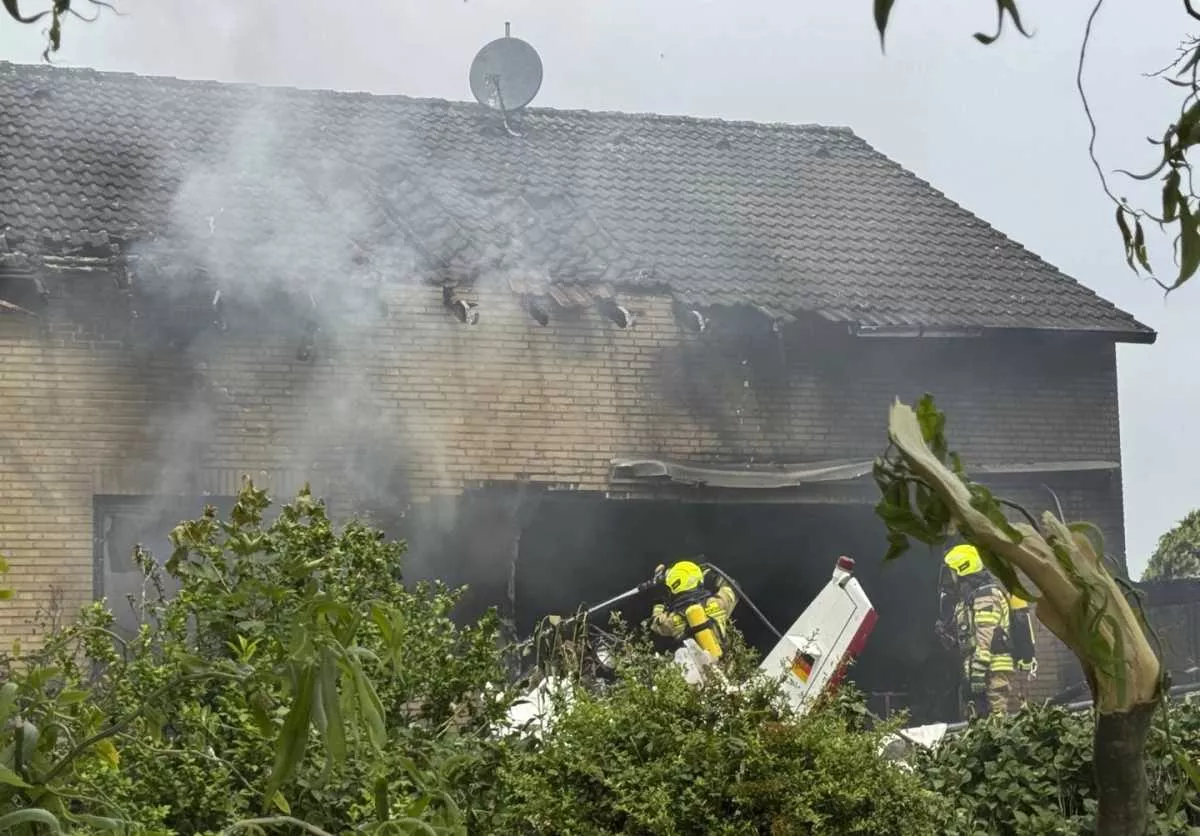 Aereo per un guasto al motore si schianta su una casa, ci sono vittime