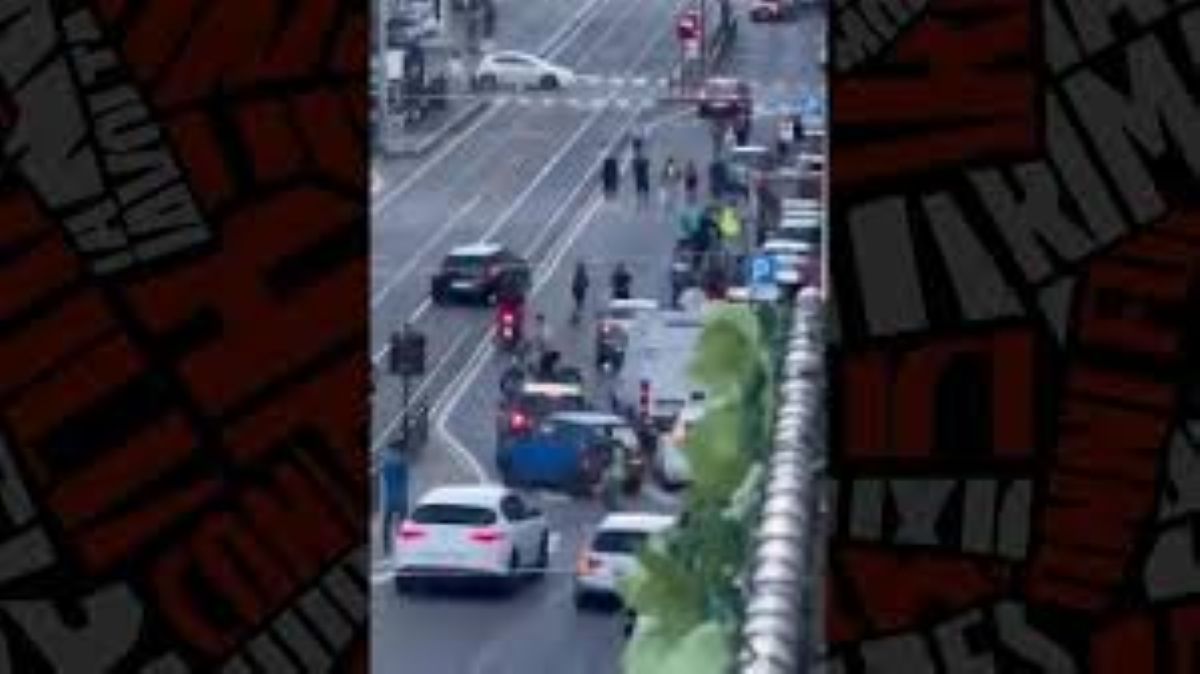 Maxi rissa in pieno centro, auto lanciate sul gruppo aversario, feriti gravi