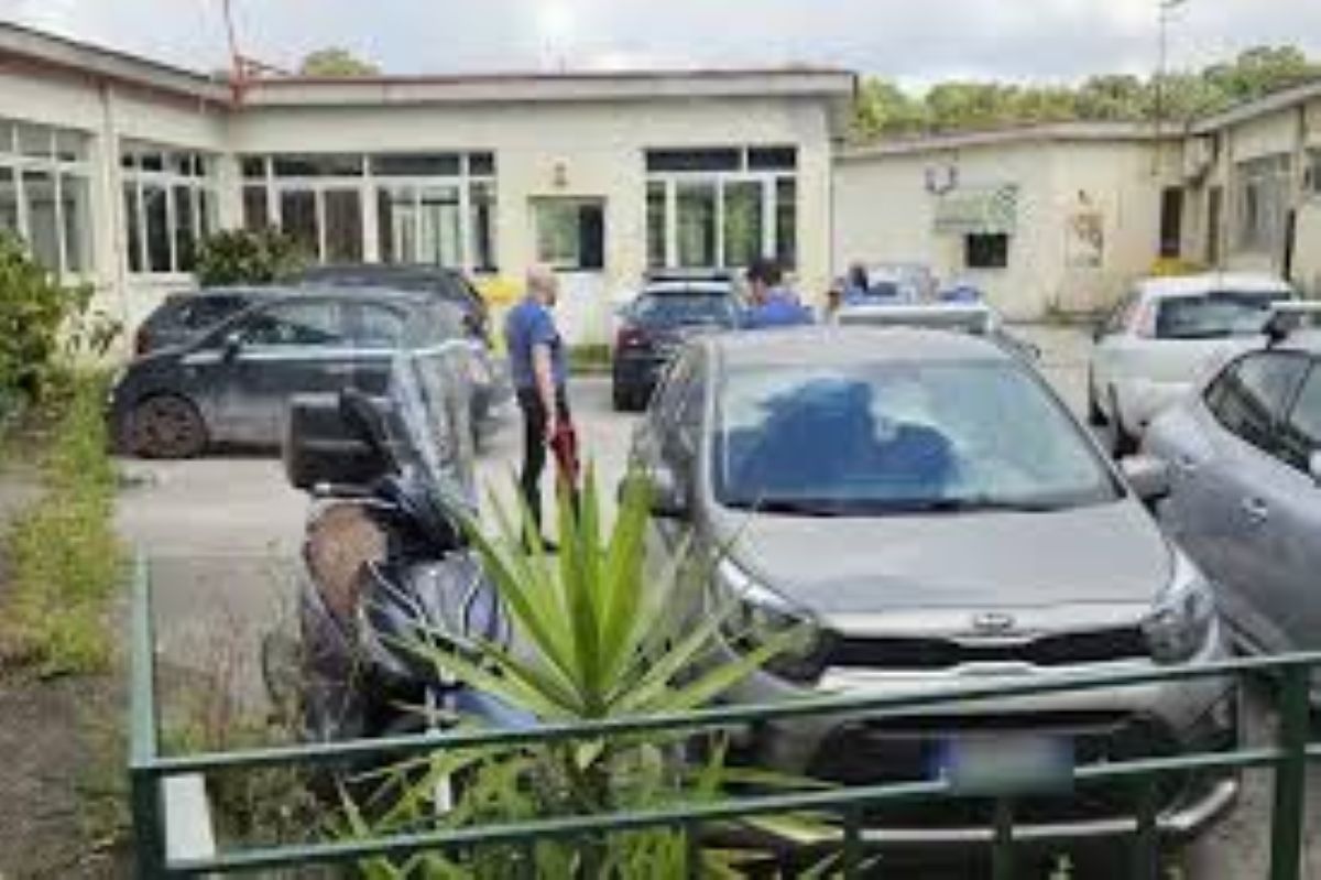 80 bidelli in malattia nello stesso giorno: sette scuole chiuse e genitori richiamati d’urgenza, arivano i carabinieri