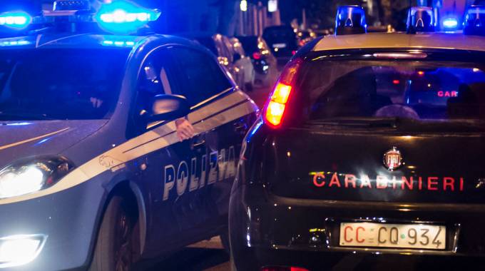 Torino, 19enne accoltellato al cuore e ucciso in strada: caccia al branco