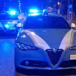 Un adolescente si è schiantato contro un muro con un’auto a noleggio e ha tentato la fuga. Denunciato, ora si indaga sull’identità usata per noleggiare.