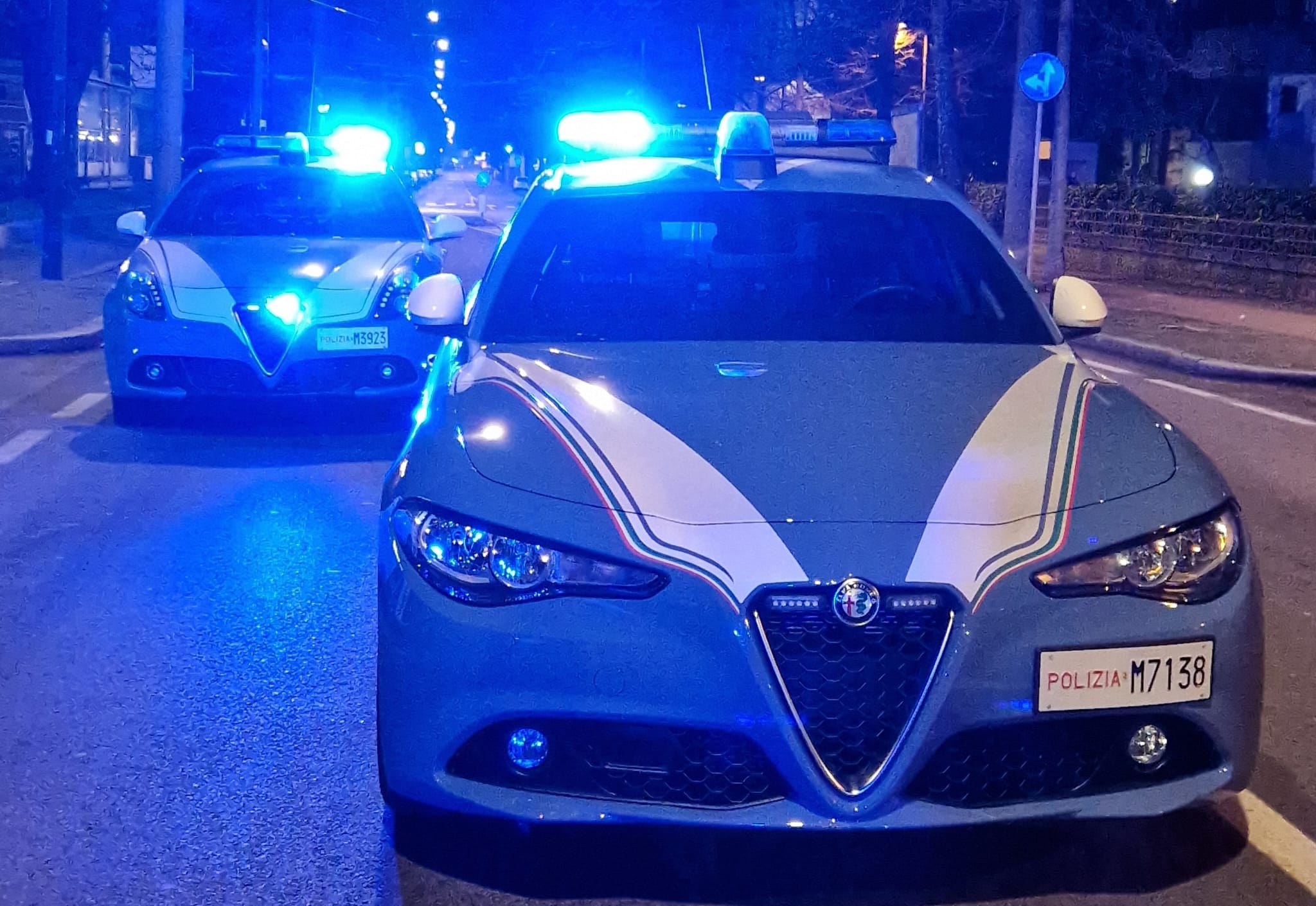 Un adolescente si è schiantato contro un muro con un’auto a noleggio e ha tentato la fuga. Denunciato, ora si indaga sull’identità usata per noleggiare.