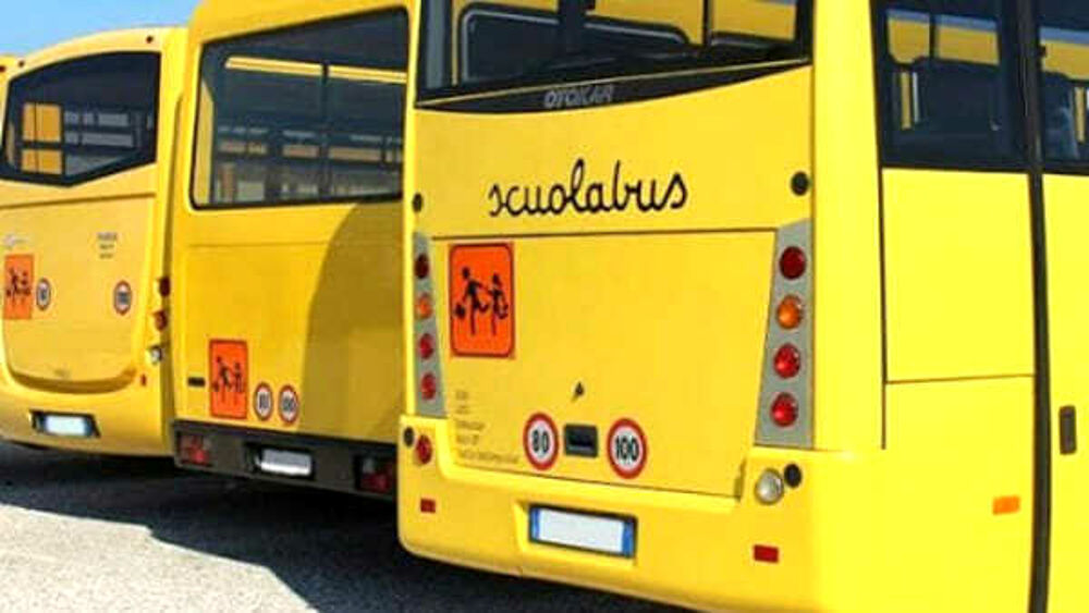 Dimenticato sotto il sole a tre anni, in lacrime e sotto shock. Il piccolo presenta disturbi da stress: la Procura accusa i due operatori di abbandono di minore.