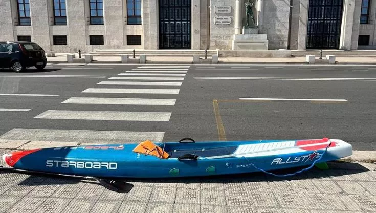 Bari, investita sulle strisce e aggredita, pirata della strada fugge in scooter, solidarietà dai cittadini: “Bari non è questa”