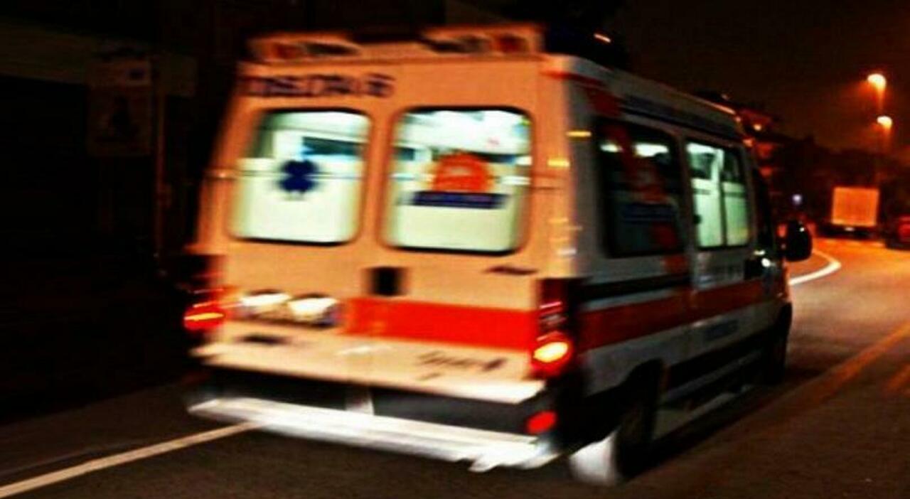 Violento incidente nella notte ad Altamura: muore sul colpo un giovane motociclista, due ragazze ferite, tra cui una minorenne. Indagini in corso.