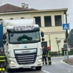 Il piccolo stava andando a scuola quando è stato investito da un mezzo pesante improvvisamente ripartito: inutili i tentativi di salvarlo.