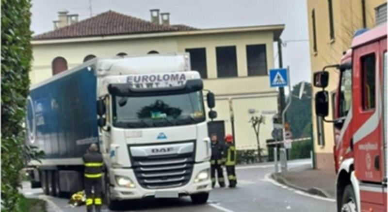 Il piccolo stava andando a scuola quando è stato investito da un mezzo pesante improvvisamente ripartito: inutili i tentativi di salvarlo.