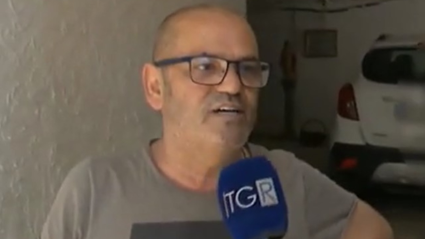 Stefano Addeo, docente di tedesco nel Napoletano, è stato ricoverato in gravi condizioni. Aveva scritto una lettera per chiedere perdono a Giorgia Meloni.