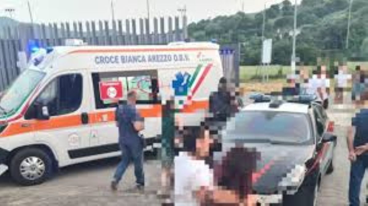Genitore assale arbitro 18enne con pugni, calci e sedia: violenza shock a torneo under‑12