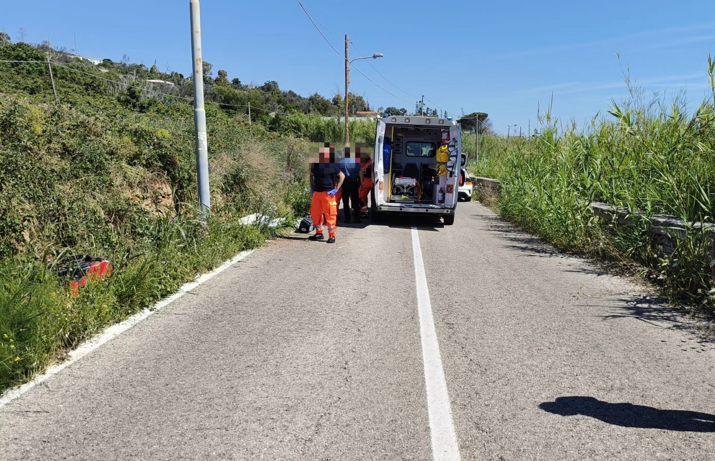 Un uomo di 61 anni ha perso la vita in un incidente in moto sulla litoranea tra Tricase Porto e Marina di Andrano. Indagini in corso.