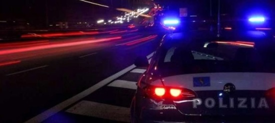 A Roma, un senza fissa dimora aggredisce un ristoratore per rubargli il telefono. Il titolare lo rinchiude dentro e chiama i carabinieri. Arrestato.